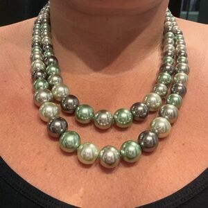 Lustrous Green and Silver Pearl Necklace